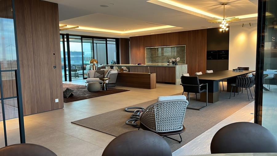 Le loft donne l'impression d'être à Dubaï grâce à un haut niveau de finition