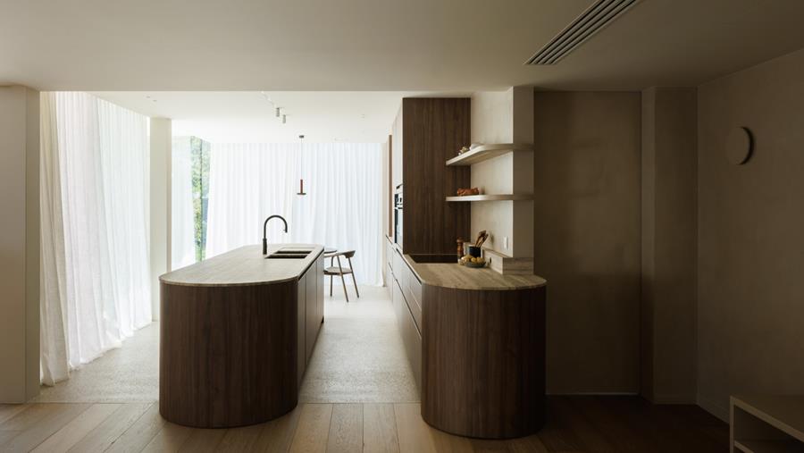 Magnifique interaction entre le bois foncé et les tons doux