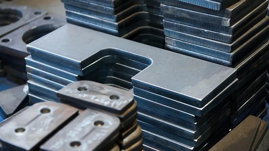 Une nouvelle machine de pointe chez Laser Works pour la finition des pièces métalliques découpées au laser