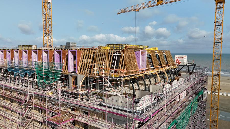 Une menuiserie de toiture complexe pour une résidence à Nieuport