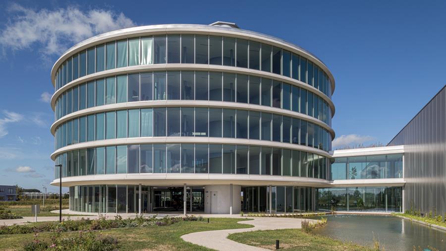 Une façade circulaire avec une protection solaire intégrée