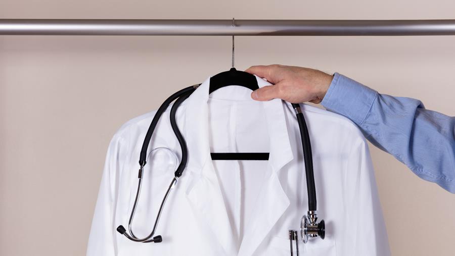 En France, les médecins libéraux entament une grève d'une dizaine de jours ; « des réquisitions sont possibles », prévient la ministre de la Santé