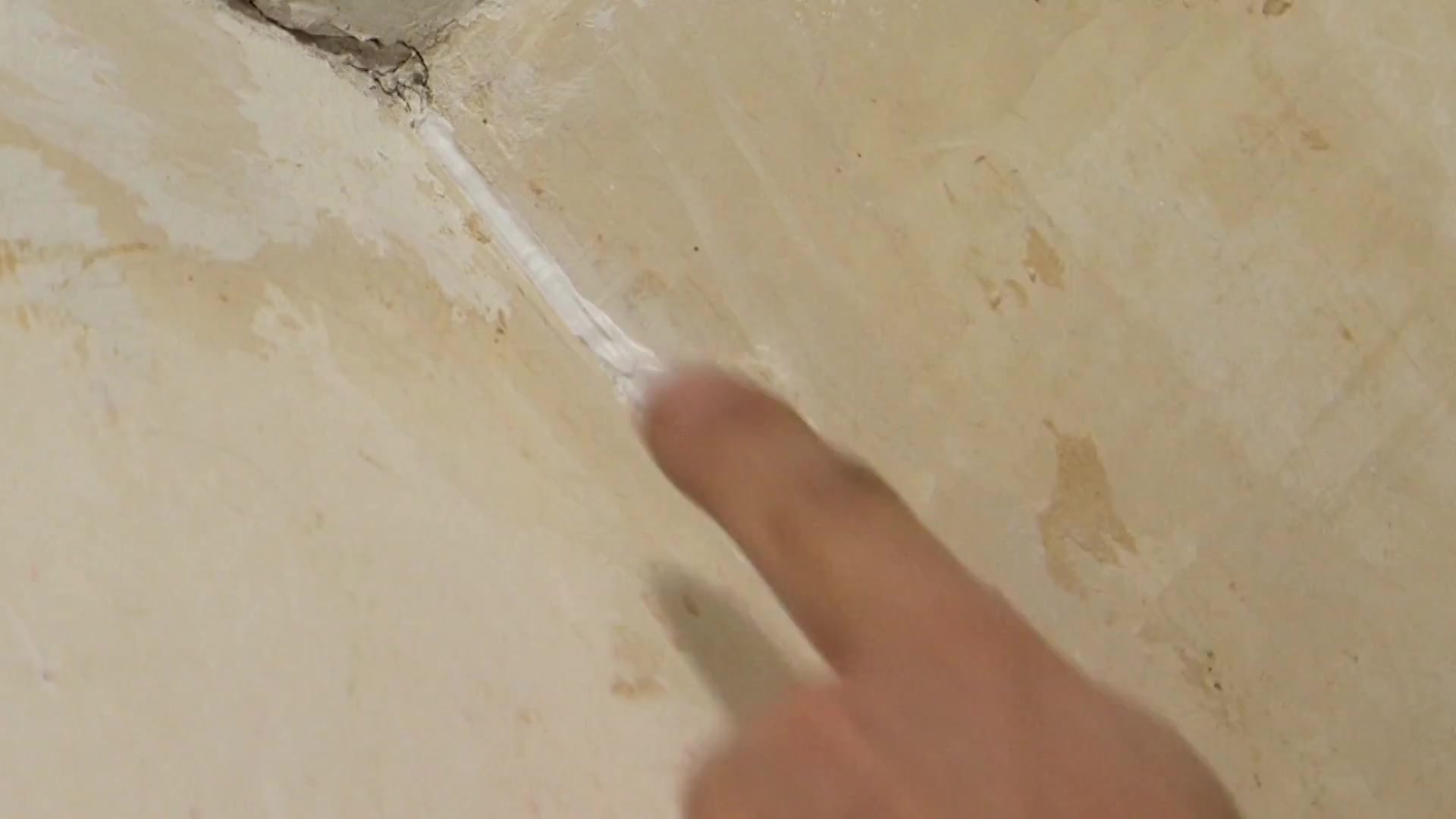 Hoe werk je een scheur in een hoek weg?